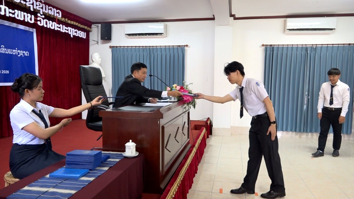 ສະຖາບັນວິຈິດສິນແຫ່ງຊາດ ມອບໃບປະກາສະນີຍະບັດໃຫ້ຜູ້ສຳເລັດການສຶກສາ image 2 ສະຖາບນວຈດສນແຫງຊາດ ມອບໃບປະກາສະນຍະບດໃຫຜສຳເລດການສກສາ - image 2