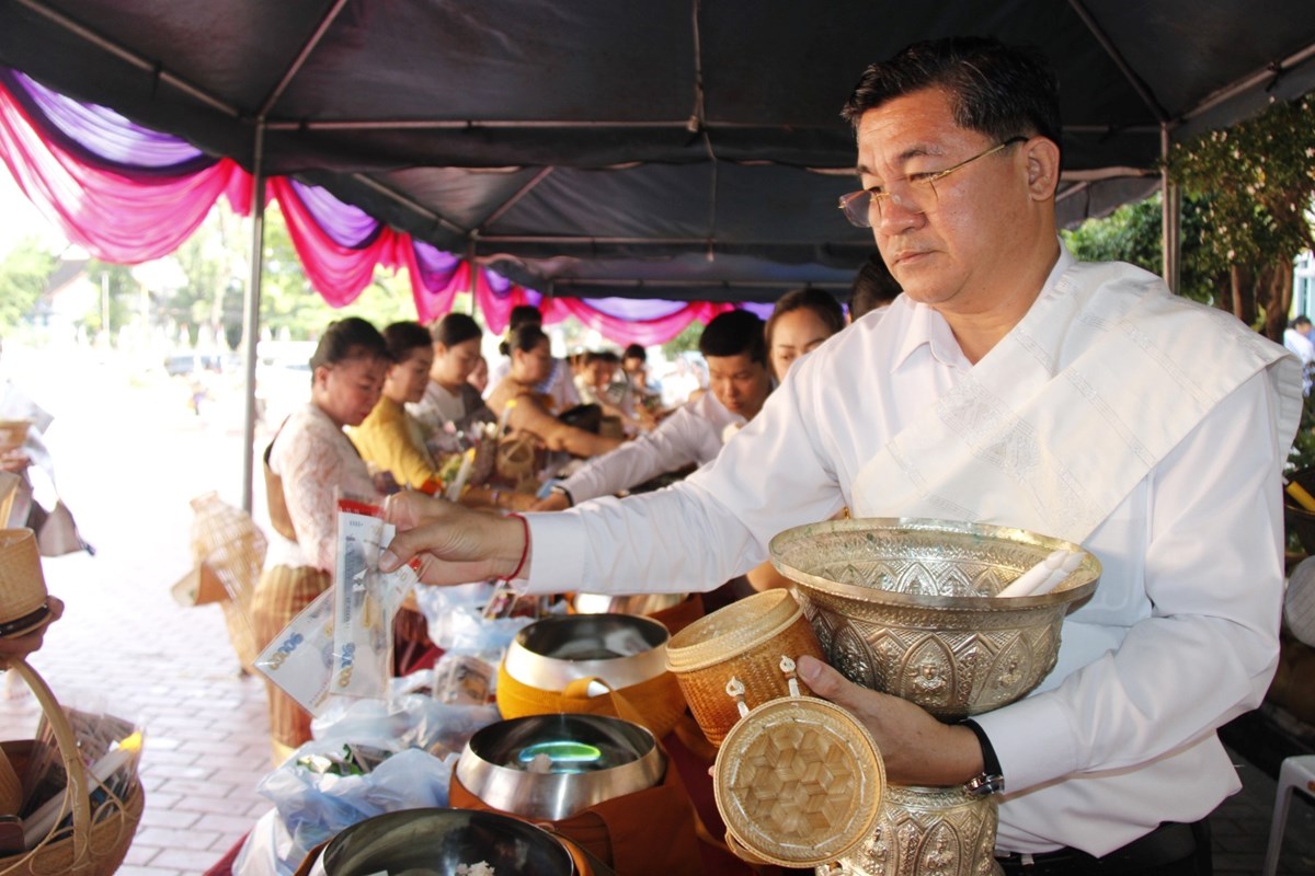 ການນາ ນວ ຮວມໃສບາດໃນງານບນອອກພນສາປະວລະນາ ທວດອງຕວຣະມະຫາວຫານ - image 2