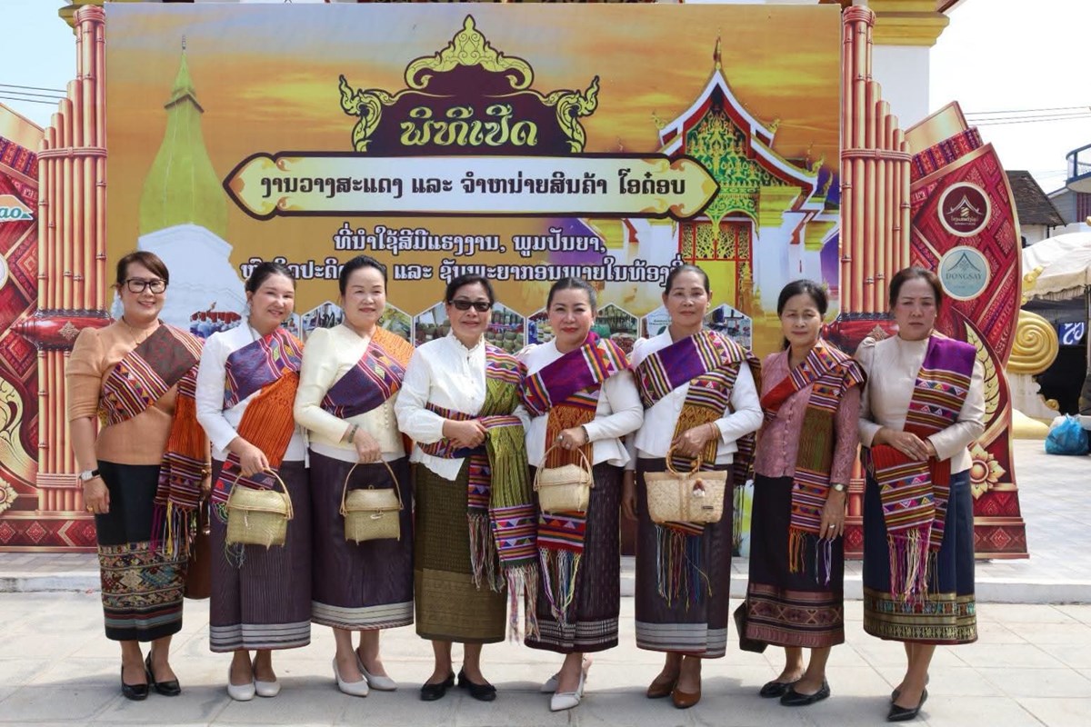 ທ່ານນາງ ວຽງທອງ ສີພັນດອນ ຢ້ຽມຊົມຮ້ານວາງສະແດງ ຊຸກຍູ້ສິນຄ້າທ້ອງຖິ່ນໃນງານບຸນອອກພັນສາ ທີ່ຄຳມ່ວນ image 2 ທານນາງ ວຽງທອງ ສພນດອນ ຢຽມຊມຮານວາງສະແດງ ຊກຍສນຄາທອງຖນໃນງານບນອອກພນສາ ທຄຳມວນ - image 2
