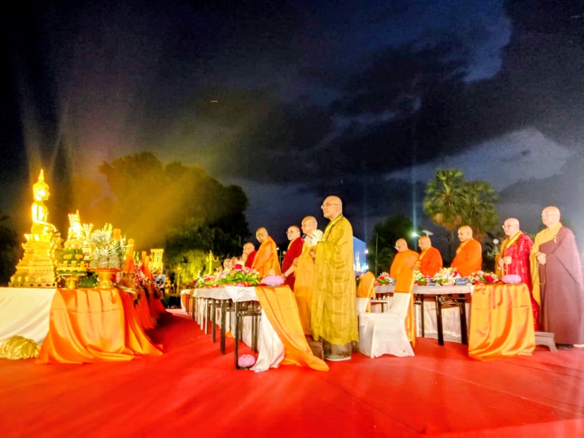 ພະສົງຫຼາຍປະເທດ ພ້ອມກັນໄຫວ້ພະສູດມົນເພື່ອສັນຕິພາບໂລກ ທີ່ເດີ່ນພະທາດຫຼວງວຽງຈັນ image 1 ພະສງຫາຍປະເທດ ພອມກນໄຫວພະສດມນເພອສນຕພາບໂລກ ທເດນພະທາດຫວງວຽງຈນ - image 1