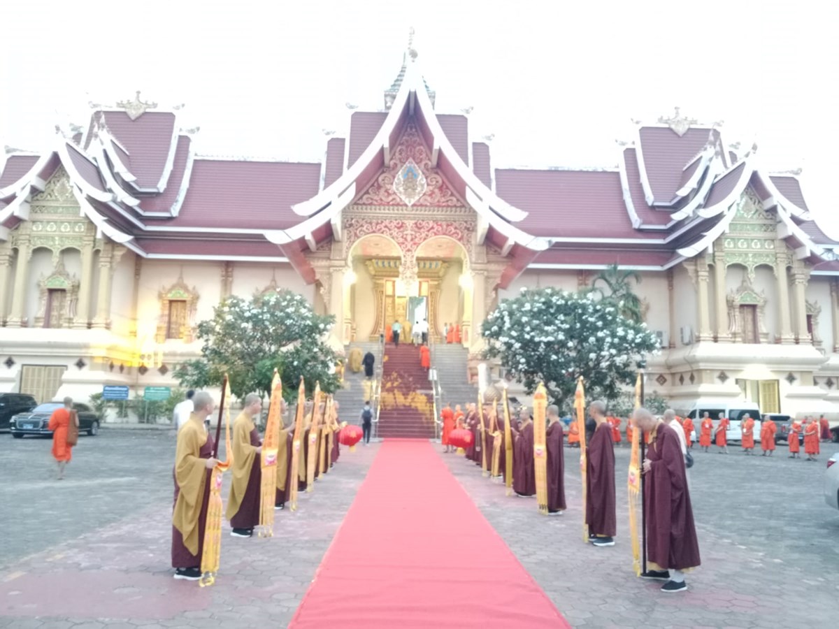 ພະສົງຫຼາຍປະເທດ ພ້ອມກັນໄຫວ້ພະສູດມົນເພື່ອສັນຕິພາບໂລກ ທີ່ເດີ່ນພະທາດຫຼວງວຽງຈັນ image 2 ພະສງຫາຍປະເທດ ພອມກນໄຫວພະສດມນເພອສນຕພາບໂລກ ທເດນພະທາດຫວງວຽງຈນ - image 2