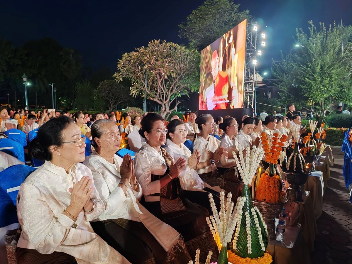 ພະສົງຫຼາຍປະເທດ ພ້ອມກັນໄຫວ້ພະສູດມົນເພື່ອສັນຕິພາບໂລກ ທີ່ເດີ່ນພະທາດຫຼວງວຽງຈັນ image 5 ພະສງຫາຍປະເທດ ພອມກນໄຫວພະສດມນເພອສນຕພາບໂລກ ທເດນພະທາດຫວງວຽງຈນ - image 5