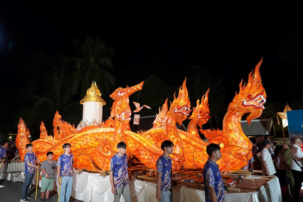 ງານປະກວດເຮອໄຟງາມ ບນອອກພນສາປະວຣະນາ ຢນະຄອນ-ຫວງພະບາງປນຈດຂນຢາງຍງໃຫຍ - image 2