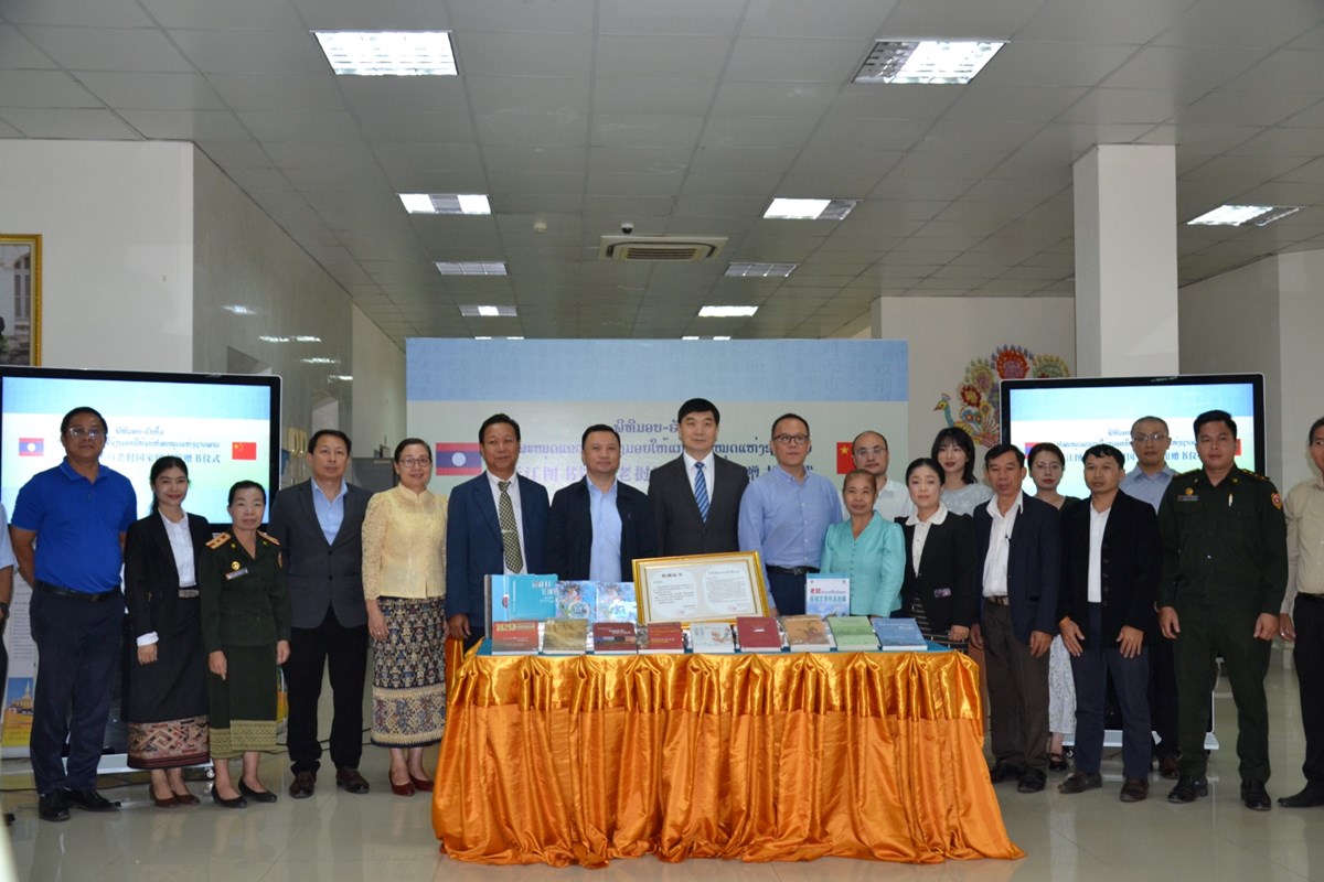 ຫສະມດເຈຈຽງ ມອບປມໃຫຫສະມດແຫງຊາດລາວ - image 2