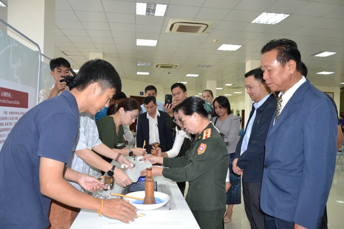 ຫສະມດເຈຈຽງ ມອບປມໃຫຫສະມດແຫງຊາດລາວ - image 3