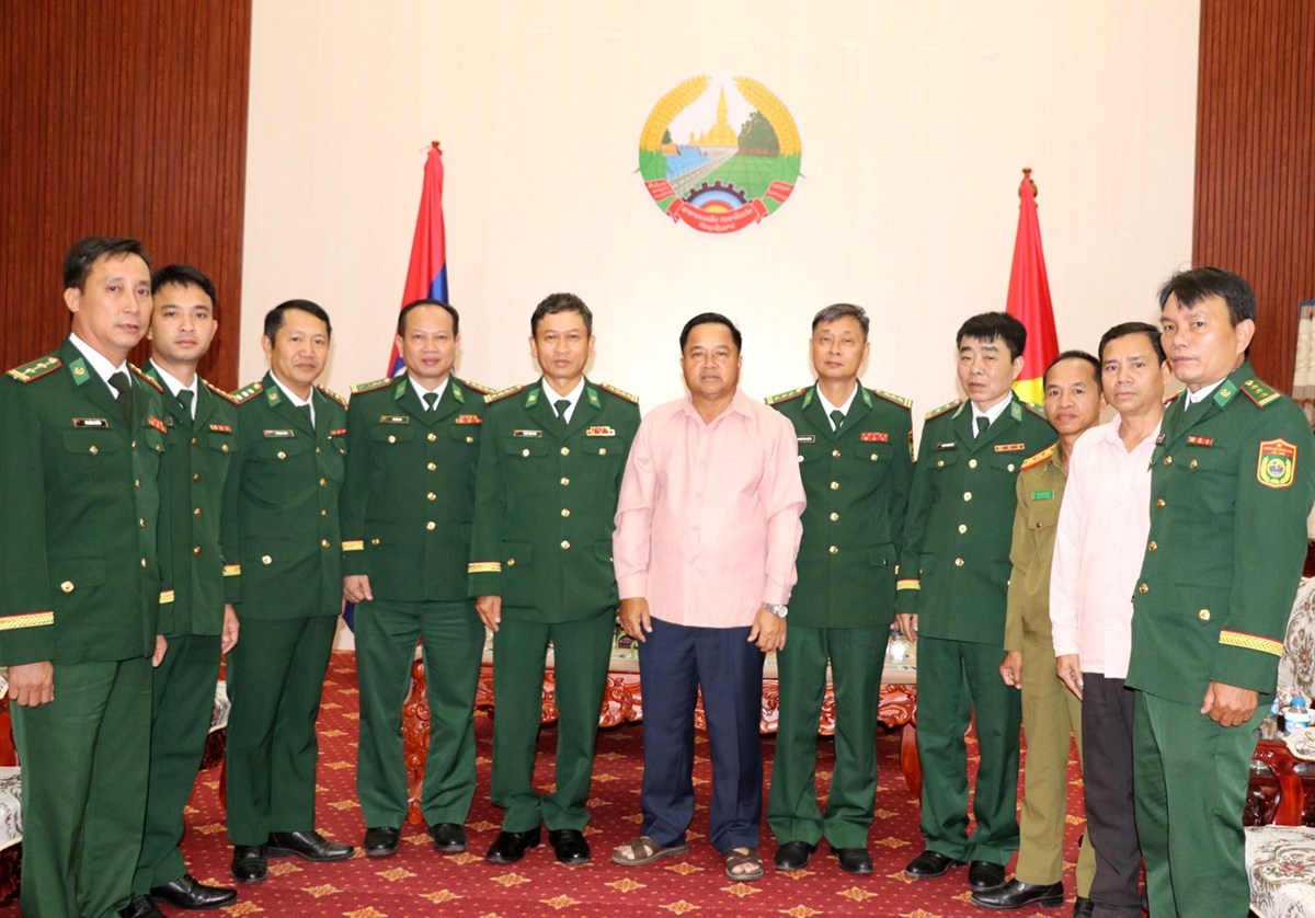 ເລຂາພກແຂວງເຊກອງ ຕອນຮບຜແທນກອງບນຊາການທະຫານຊາຍແດນ ນະຄອນດານງ ແລະ ນະຄອນເຫວ - image 2