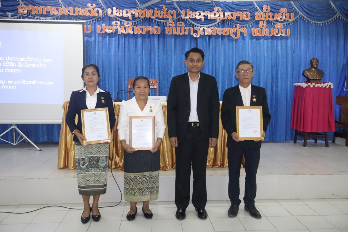 ບລສດ ລດວສາຫະກດ ອປະກອນການສກສາ ໂຮງງານສຂາວທາແຂກ ປະດບຫຽນກາລະນກ 50 ປ ສປປ ລາວ - image 1