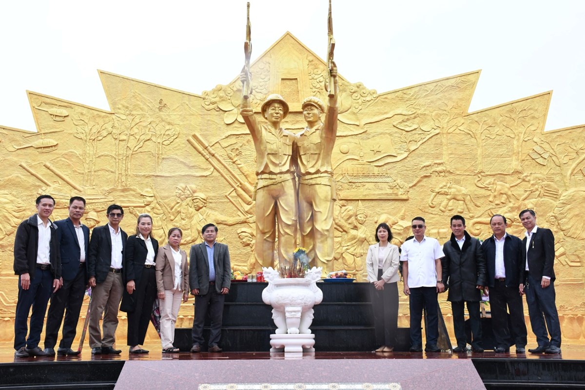 ຄະນະຜແທນກງສນໃຫຍ ສສ ຫວຽດນາມ ປະຈາພາກໃຕລາວ ວາງພວງມາລາ ຢອະນສາວະລ ຮວມສາພນສຮບ ລາວ-ຫວຽດນາມ - image 1