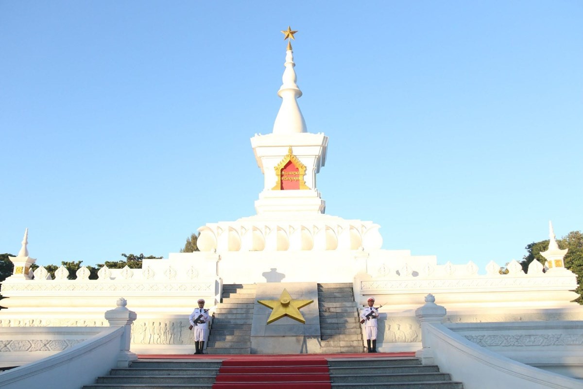 ວາງພວງມາລາ ແລະ ກະຕາດອກໄມ ຂານບຮບຕອນກອງປະຊມໃຫຍ ຜແທນທວປະເທດ ຄງທ XII ຂອງພກ - image 1