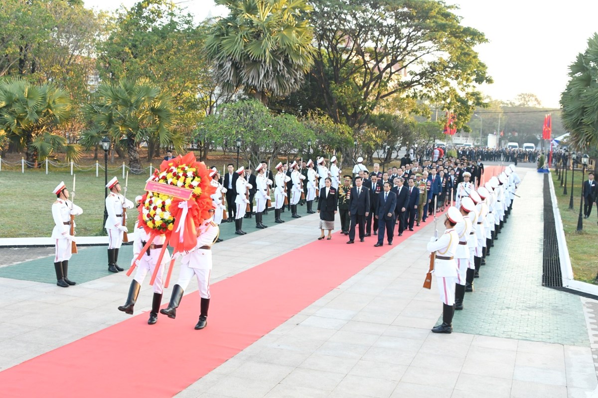 ວາງພວງມາລາ ແລະ ກະຕາດອກໄມ ຂານບຮບຕອນກອງປະຊມໃຫຍ ຜແທນທວປະເທດ ຄງທ XII ຂອງພກ - image 2