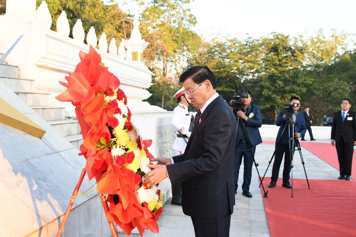 ວາງພວງມາລາ ແລະ ກະຕາດອກໄມ ຂານບຮບຕອນກອງປະຊມໃຫຍ ຜແທນທວປະເທດ ຄງທ XII ຂອງພກ - image 3