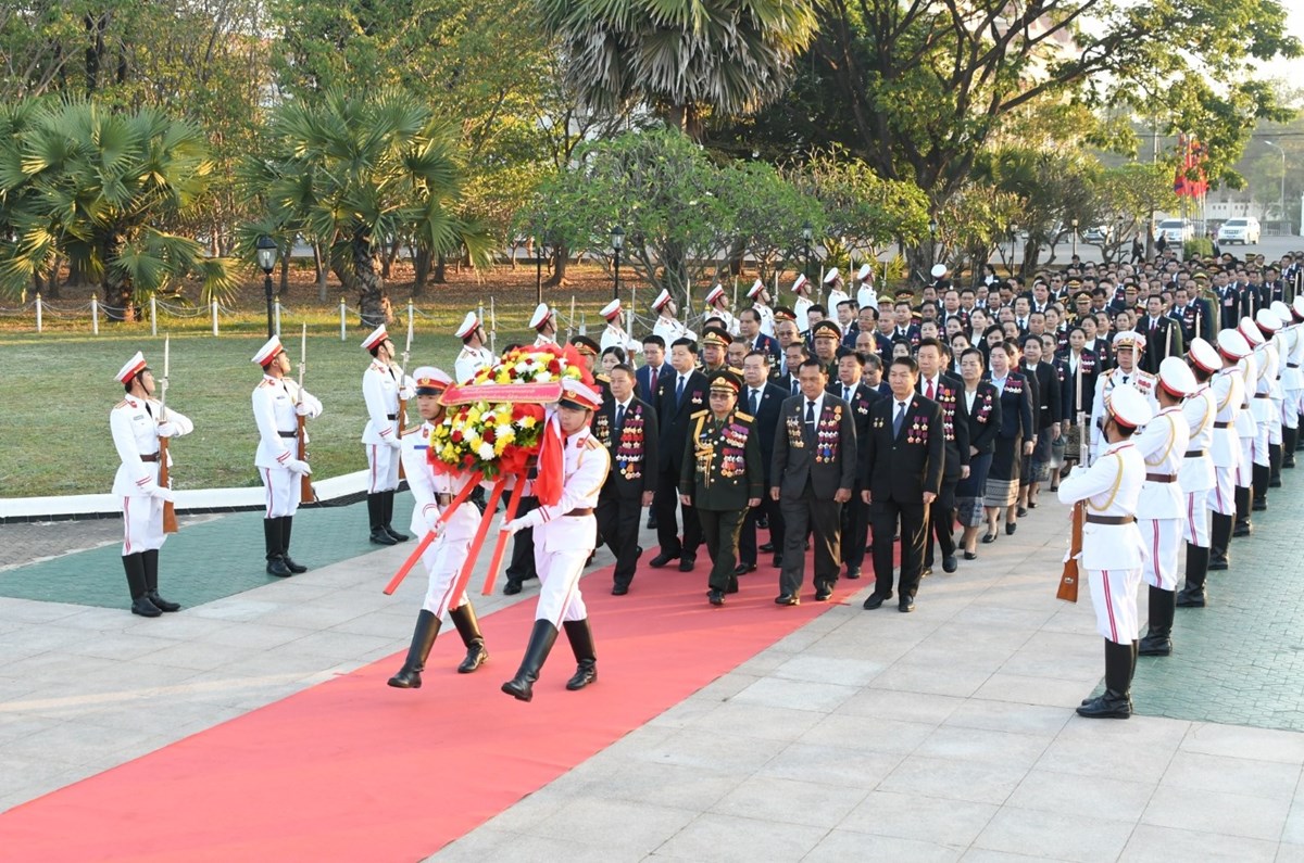 ວາງພວງມາລາ ແລະ ກະຕາດອກໄມ ຂານບຮບຕອນກອງປະຊມໃຫຍ ຜແທນທວປະເທດ ຄງທ XII ຂອງພກ - image 4