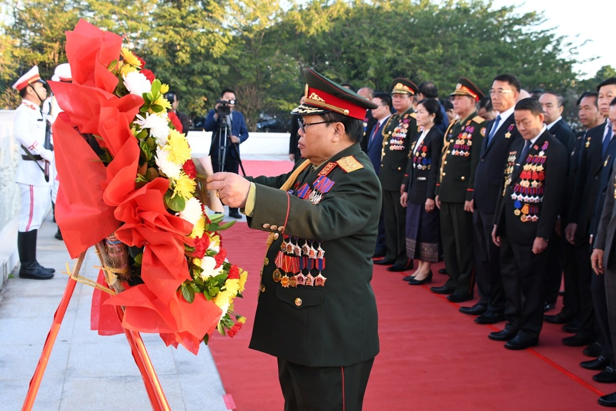 ວາງພວງມາລາ ແລະ ກະຕາດອກໄມ ຂານບຮບຕອນກອງປະຊມໃຫຍ ຜແທນທວປະເທດ ຄງທ XII ຂອງພກ - image 5