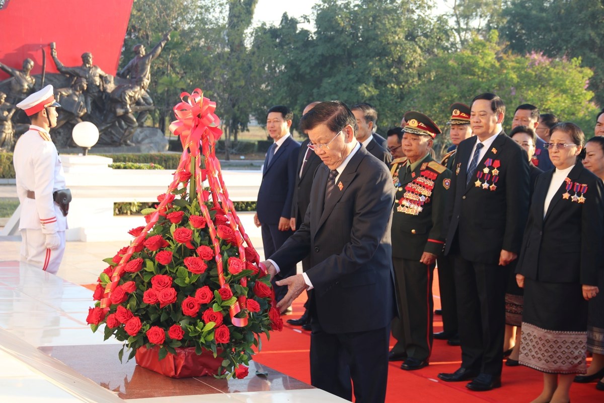 ວາງພວງມາລາ ແລະ ກະຕາດອກໄມ ຂານບຮບຕອນກອງປະຊມໃຫຍ ຜແທນທວປະເທດ ຄງທ XII ຂອງພກ - image 7