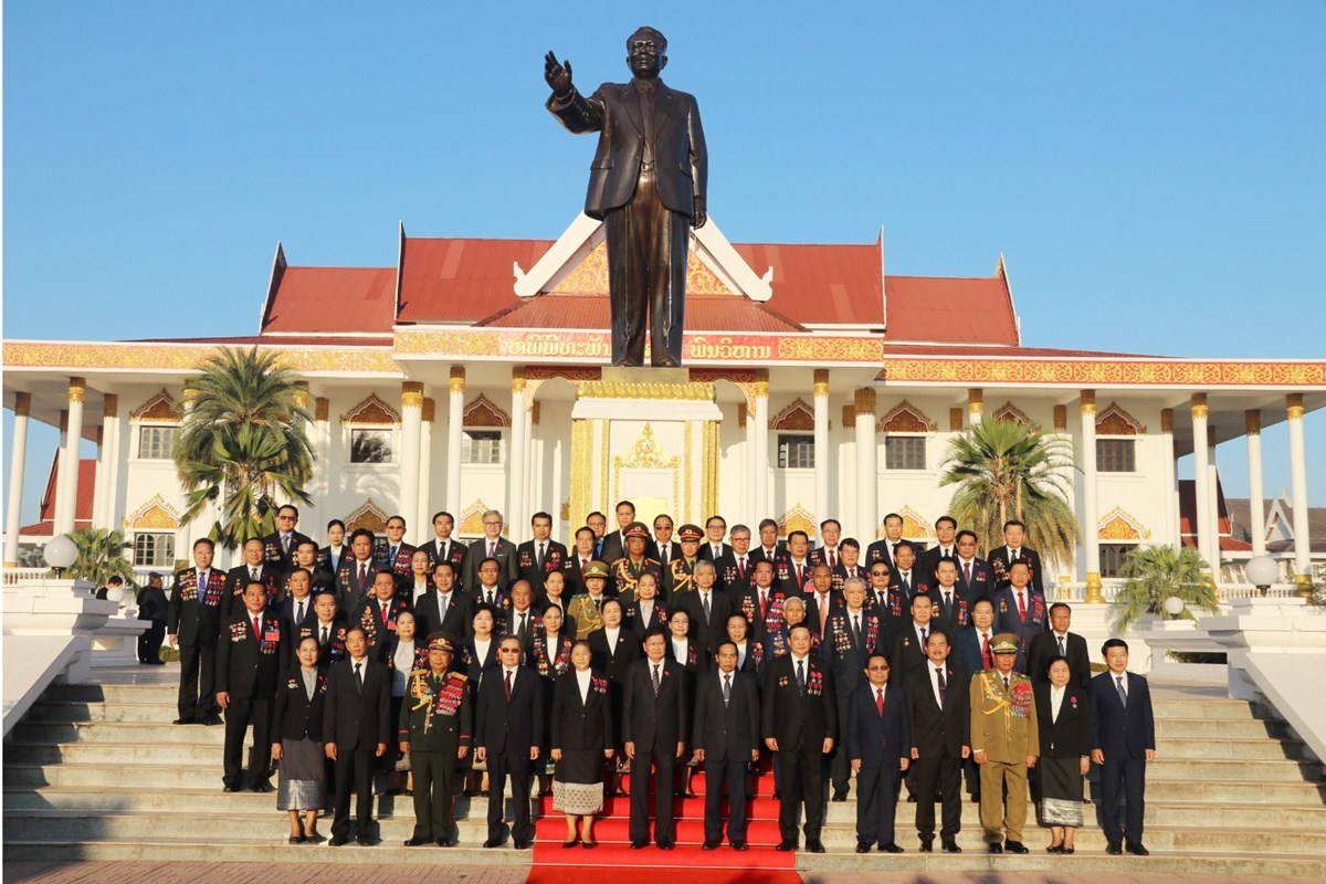 ວາງພວງມາລາ ແລະ ກະຕາດອກໄມ ຂານບຮບຕອນກອງປະຊມໃຫຍ ຜແທນທວປະເທດ ຄງທ XII ຂອງພກ - image 8