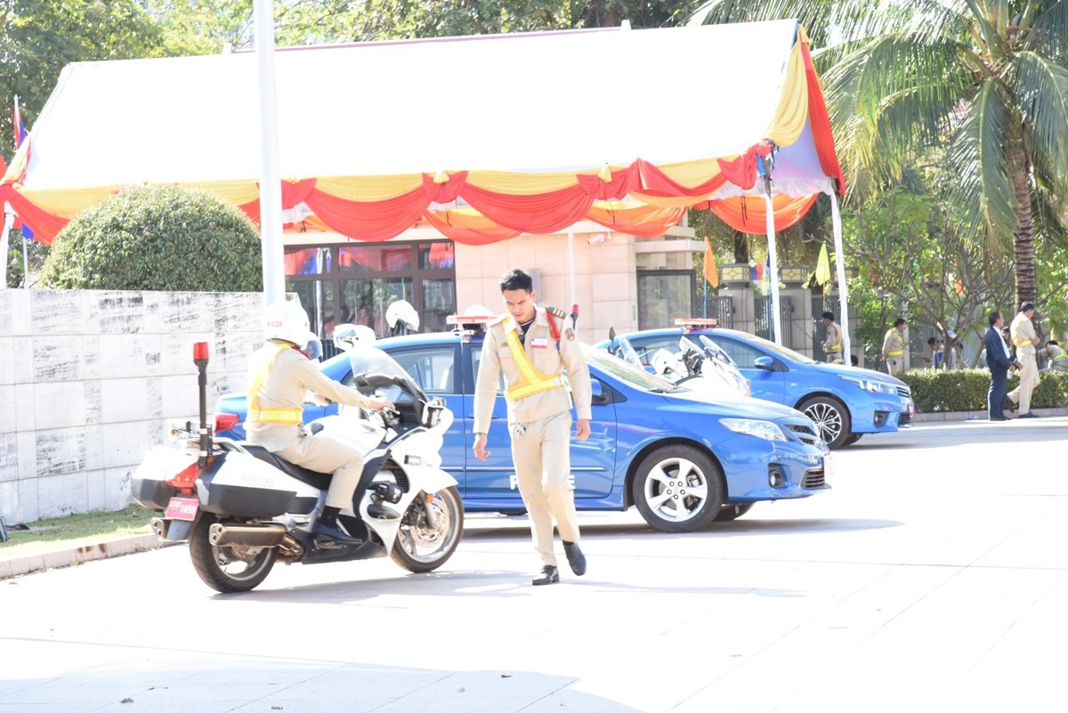 ເຈາໜາທຈະລາຈອນສມໃສອານວຍຄວາມສະດວກກອງປະຊມໃຫຍຜແທນທວປະທດ ຄງທ XII ຂອງພກ - image 1