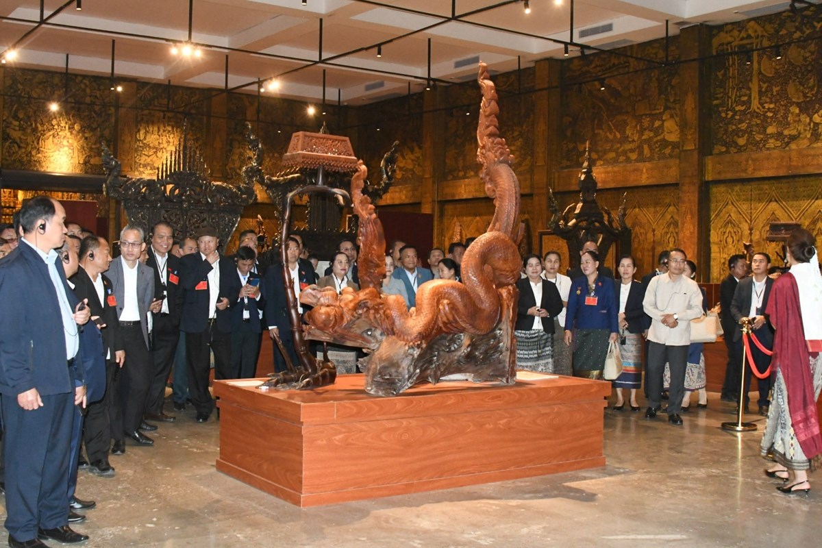 ຄະນະຜູ້ແທນກອງປະຊຸມໃຫຍ່ ຄັ້ງທີ XII ຂອງພັກຢ້ຽມຢາມຫໍພິພິທະພັນສິລະປະລາວ image 2 ຄະນະຜແທນກອງປະຊມໃຫຍ ຄງທ XII ຂອງພກຢຽມຢາມຫພພທະພນສລະປະລາວ - image 2