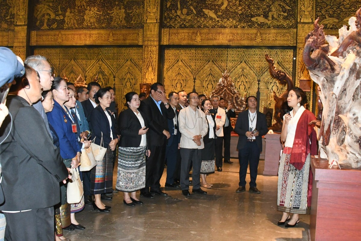 ຄະນະຜູ້ແທນກອງປະຊຸມໃຫຍ່ ຄັ້ງທີ XII ຂອງພັກຢ້ຽມຢາມຫໍພິພິທະພັນສິລະປະລາວ image 3 ຄະນະຜແທນກອງປະຊມໃຫຍ ຄງທ XII ຂອງພກຢຽມຢາມຫພພທະພນສລະປະລາວ - image 3