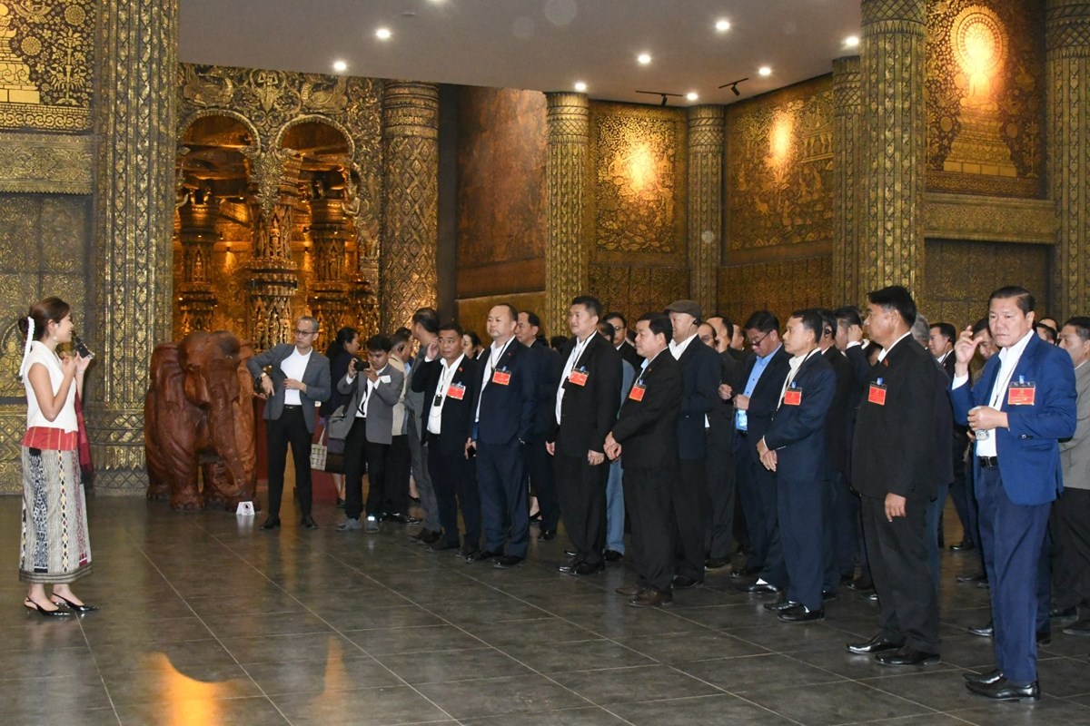 ຄະນະຜູ້ແທນກອງປະຊຸມໃຫຍ່ ຄັ້ງທີ XII ຂອງພັກຢ້ຽມຢາມຫໍພິພິທະພັນສິລະປະລາວ image 1 ຄະນະຜແທນກອງປະຊມໃຫຍ ຄງທ XII ຂອງພກຢຽມຢາມຫພພທະພນສລະປະລາວ - image 1