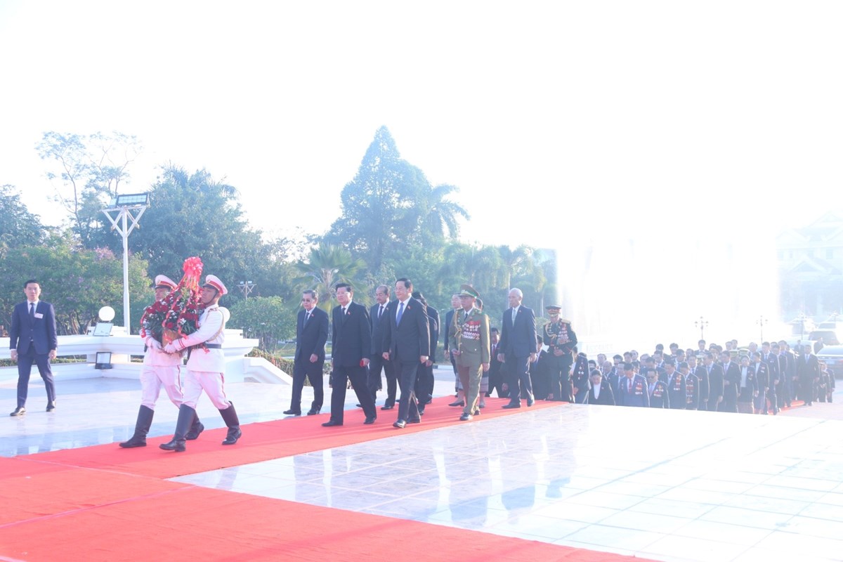 ຄະນະບລຫານງານສນກາງພກ ສະໄໝທ XII ວາງກະຕາດອກໄມຢຫພພທະພນໄກສອນ ພມວຫານ - image 1