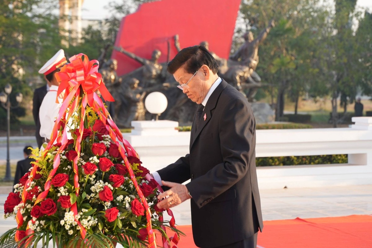 ຄະນະບລຫານງານສນກາງພກ ສະໄໝທ XII ວາງກະຕາດອກໄມຢຫພພທະພນໄກສອນ ພມວຫານ - image 2