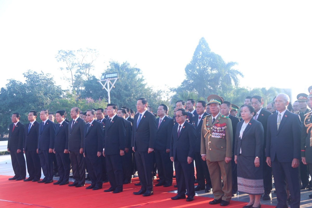 ຄະນະບລຫານງານສນກາງພກ ສະໄໝທ XII ວາງກະຕາດອກໄມຢຫພພທະພນໄກສອນ ພມວຫານ - image 3