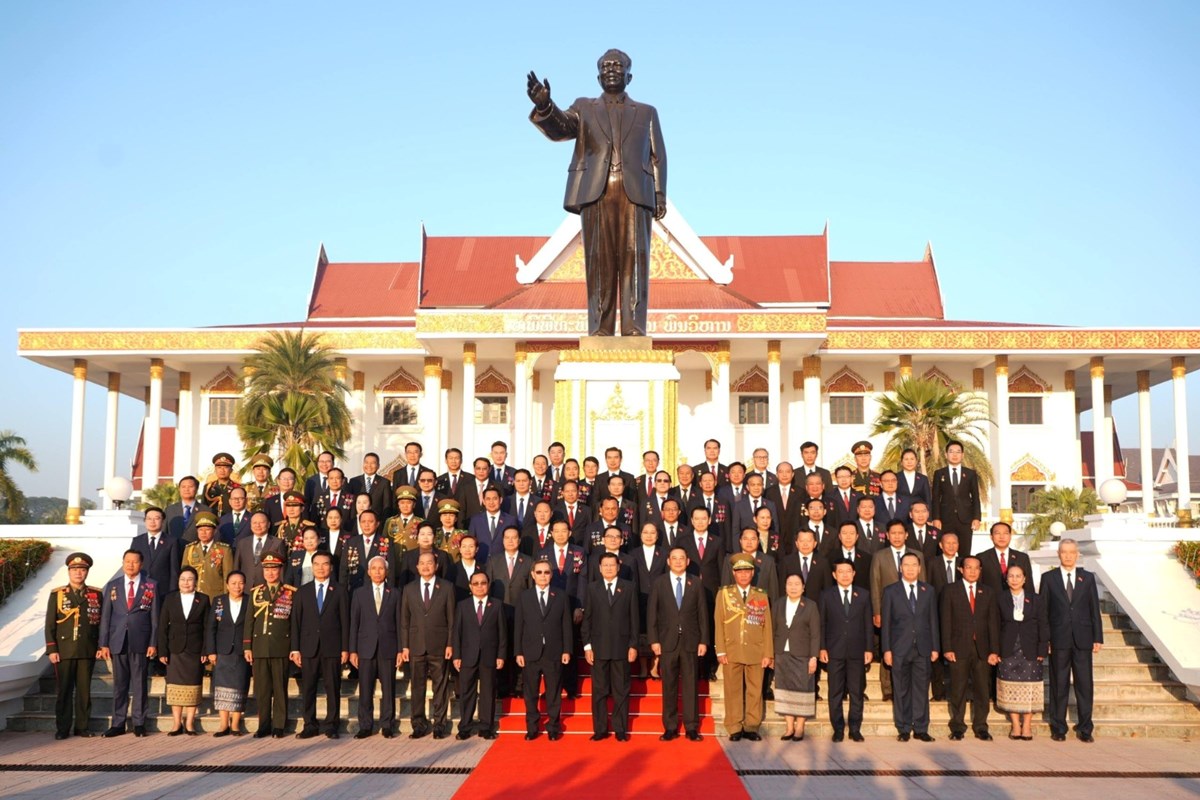 ຄະນະບລຫານງານສນກາງພກ ສະໄໝທ XII ວາງກະຕາດອກໄມຢຫພພທະພນໄກສອນ ພມວຫານ - image 4