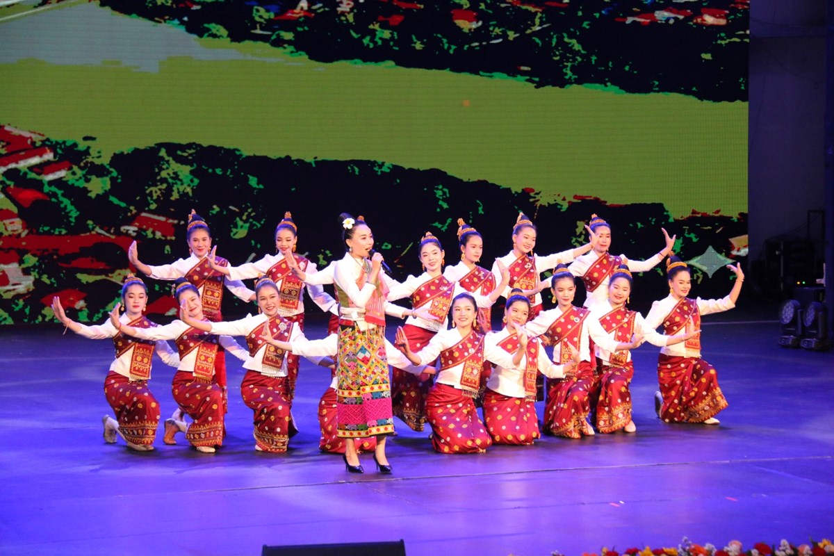 ໂຮມຊຸມນຸມຊົມເຊີຍຜົນສຳເລັດກອງປະຊຸມໃຫຍ່ຜູ້ແທນທົ່ວປະເທດ ຄັ້ງທີ XII ຂອງພັກ image 3 ໂຮມຊມນມຊມເຊຍຜນສຳເລດກອງປະຊມໃຫຍຜແທນທວປະເທດ ຄງທ XII ຂອງພກ - image 3