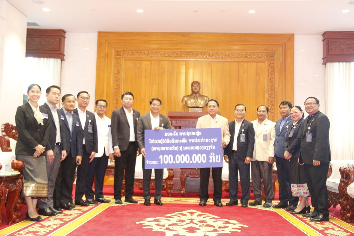 ບນດາແຂວງຕາງໆ ມອບເງນຊວຍເຫອຜໄດຮບຜນກະທບຈາກພາຍໝາກເຫບ - image 1