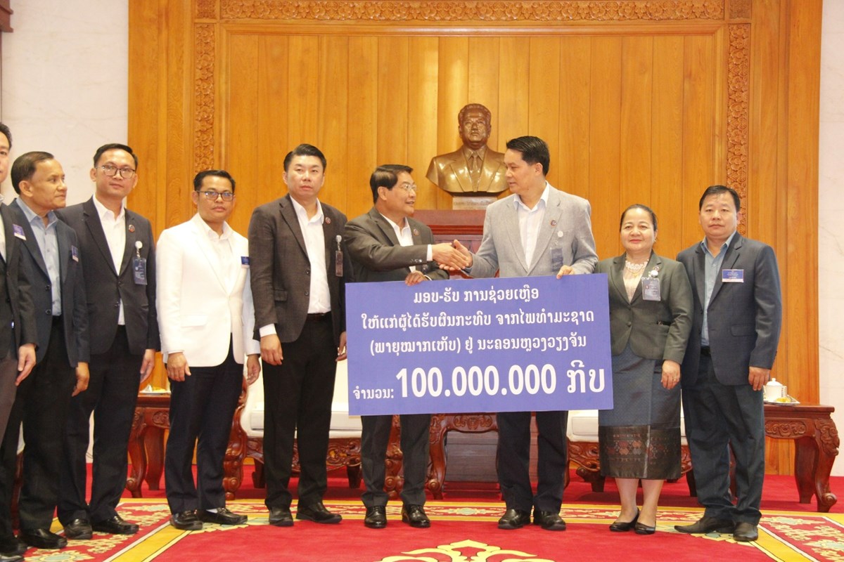 ບນດາແຂວງຕາງໆ ມອບເງນຊວຍເຫອຜໄດຮບຜນກະທບຈາກພາຍໝາກເຫບ - image 5