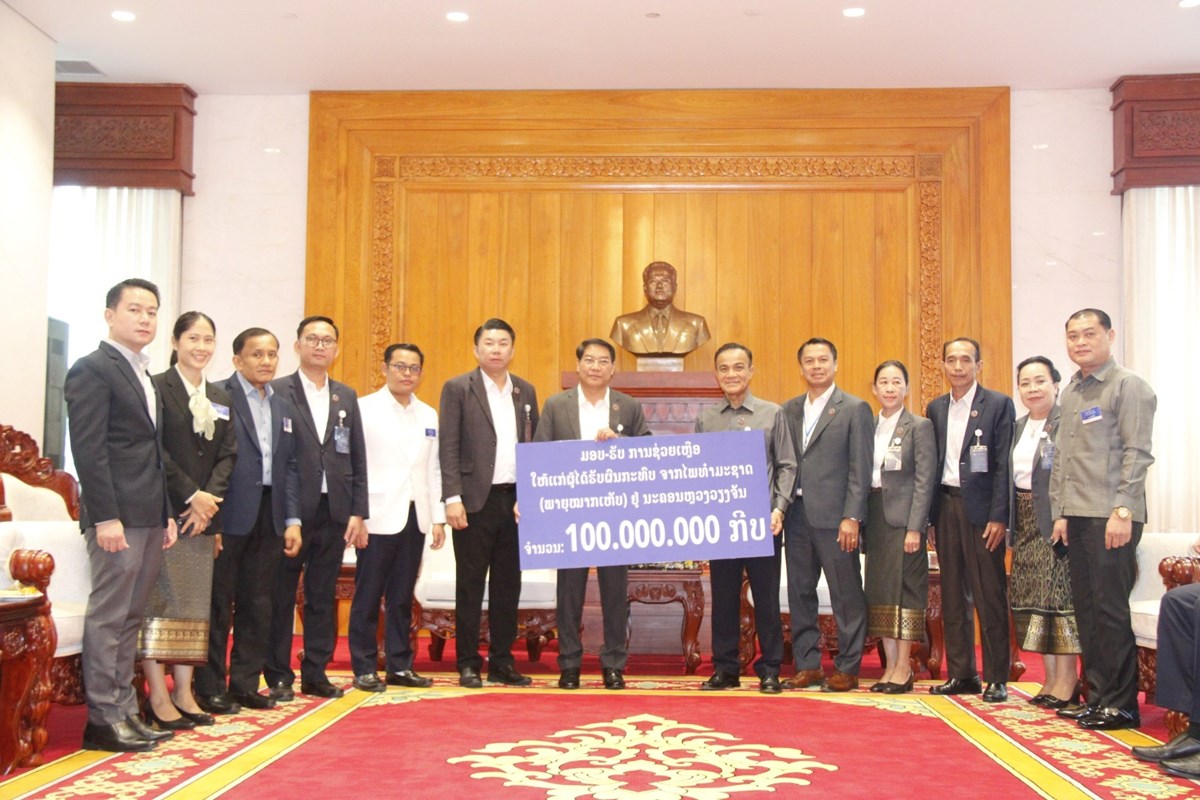 ບນດາແຂວງຕາງໆ ມອບເງນຊວຍເຫອຜໄດຮບຜນກະທບຈາກພາຍໝາກເຫບ - image 6