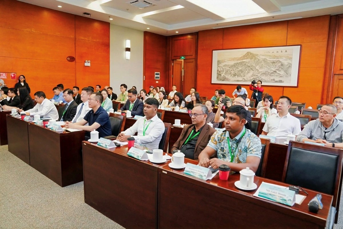 ສມວນຊນຫາຍປະເທດ ຢຽມຢາມ ແລະ ສາຜດບນຍາກາດທເມອງປາວຊານ - image 1