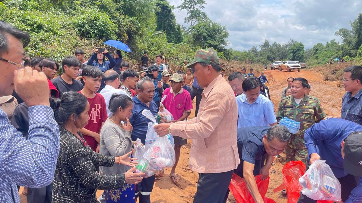 ທ່ານ ບຸນໂຈມ ອຸບົນປະເສີດ ເລຂາພັກແຂວງ ປະທານສະພາປະຊາຊົນ ຕິດຕາມສະພາບນ້ຳຖ້ວມຢູ່ເມືອງເຊໂປນ image 1 ທານ ບນໂຈມ ອບນປະເສດ ເລຂາພກແຂວງ ປະທານສະພາປະຊາຊນ ຕດຕາມສະພາບນຳຖວມຢເມອງເຊໂປນ - image 1