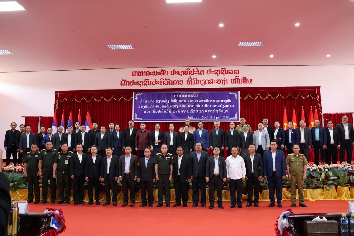 ຮອງປະທານປະເທດ ພບປະໂອລມ ພະນກງານຫກແຫງ ແຂວງໄຊສມບນ - image 2