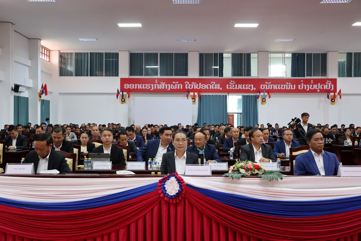 ຮອງປະທານປະເທດ ພບປະໂອລມ ພະນກງານຫກແຫງ ແຂວງໄຊສມບນ - image 1