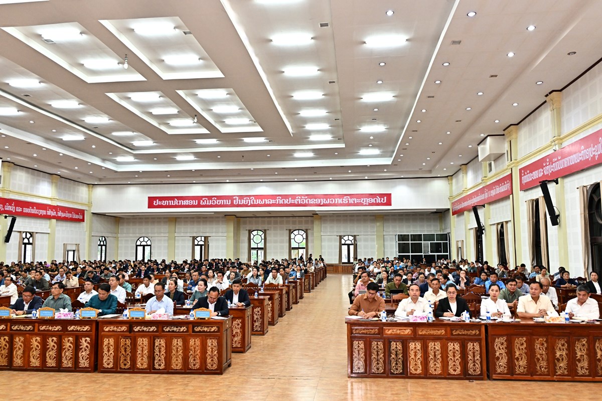 ນາຍກລດຖະມນຕ ພບປະໂອລມ ພະນກງານຫກແຫງ ແຂວງບແກວ - image 1