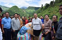 ຮອງປະທານປະເທດ ລົງຊ່ວຍເຫຼືອປະຊາຊົນທີ່ໄດ້ຮັບຜົນກະທົບນ້ຳຖ້ວມຢູ່ບ້ານຫາດບໍ່