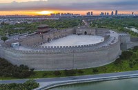 ປົກ​ປັກ​ຮັກ​ສາ​ ເມືອງ​ບູ​ຮານ​ທີ່​ມີ​ຄວາມ​ຊົງ​ຈຳ  ​ຫ່າງ​ຈາກ​ນະ​ຄອນ​ຫຼວງ​ປັກ​ກິ່ງ​ໄປ​ທາງທິດ​ຕາ​ເວັນ​ຕົກ​ສ່ຽງ​ໃຕ້ ​ປະ​ມານ 300 ກິ​ໂລ​ແມັດ ​ມີ​ເມືອງ​ບູ​ຮານ​ແຫ່ງ​ໜຶ່ງ​ຄືເມືອງ​ເຈີ້ງ​ຕິ້ງ ແຂວງ​ເຫີ​ເປີຍຈີນ.