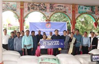 ນາຍົກລັດຖະມົນຕີ ເຂົ້າຮ່ວມມອບເຄື່ອງຊ່ວຍເຫຼືອບັນເທົາທຸກ ປະຊາຊົນທີ່ຖືກນໍ້າຖ້ວມ ຢູ່ 8 ບ້ານ ຂອງເມືອງຊະນະສົມບູນ 
