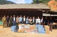 ຮອງເລຂາພັກແຂວງມອບເຄື່ອງໃຫ້ບ້ານພູກາເຟ