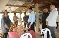 ເຈົ້າແຂວງຄຳມ່ວນ ຊຸກຍູ້ການຜະລິດເຄື່ອງປັ່ນດິນເຜົາຢູ່ເມືອງໜອງບົກ