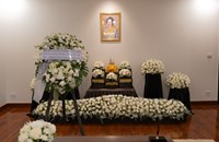 ຄະນະນໍາກະຊວງການຕ່າງປະເທດ ເຊັນປຶ້ມໄຫວ້ອາໄລ ຕໍ່ການມໍລະນະກໍາ ຂອງ ສົມເດັດພະນາງເຈົ້າສິຣິກິດ ພະບໍຣົມຣາຊິນີນາດ ພະບໍຣົມມະຣາດຊະຊົນນະນີພັນປີຫຼວງ