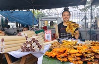 ເຂົ້າຫຼາມ-ປີ້ງໄກ່​ ອາຫານພື້ນເມືອງລາວເອກະລັກໃນງານບຸນພະທາດຫຼວງ