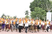 ຊາວພຸດຮ່ວມແຫ່ຜາສາດເຜິ້ງ ງານບຸນພະທາດຫຼວງວຽງຈັນ