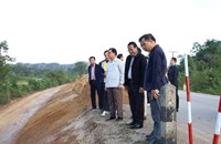 ລັດຖະມົນຕີກະຊວງ ຍທຂ ຕິດຕາມການກໍ່ສ້າງເສັ້ນທາງເລກທີ 12 ທ່າແຂກ-ຊາຍແດນນາເພົ້າ