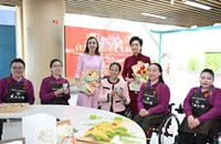 ທ່ານນາງເຜີງລີ້ຢວນແລະມະເຫສີແອັດສະປາຍຢ້ຽມຢາມສູນບໍລິການຄົນພິການ