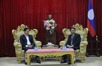 ຜູ້ແທນຄະນະໂຄສະນາສຶກສາ ແລະ ຂົນຂວາຍປະຊາຊົນສູນກາງພັກກອມມູນິດຫວຽດນາມ ເຂົ້າພົບປະຢ້ຽມຢາມ ເລຂາຄະນະບໍລິຫານງານພັກແຂວງຫຼວງພະບາງ