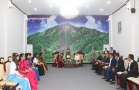 ອຳນວຍການໂຮງຮຽນທິດສະດີການເມືອງ ແລະ ການປົກຄອງແຂວງເຊິນລາ ພົບປະການນໍາແຂວງໄຊສົມບູນ.