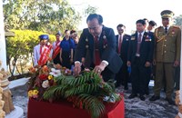 ການນໍາພັກ-ລັດ ເມືອງແກ່ນທ້າວ ວາງກະຕ່າດອກໄມ້ຢູ່ຕໍ່ໜ້າອານຸສອນສະຖານ ປະທານ ໄກສອນ ພົມວິຫານ