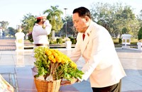 ການນຳພັກ-ລັດແຂວງສະຫວັນນະເຂດວາງພວງມາລາ ແລະກະຕ່າດອກໄມ້ໃນໂອກາດວັນຊາດ ຄົບຮອບ 50 ປີ